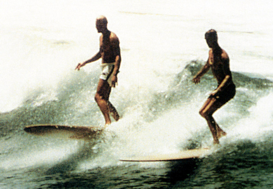 Greg Noll (dereita) e Mike Bright, Australia, 1956