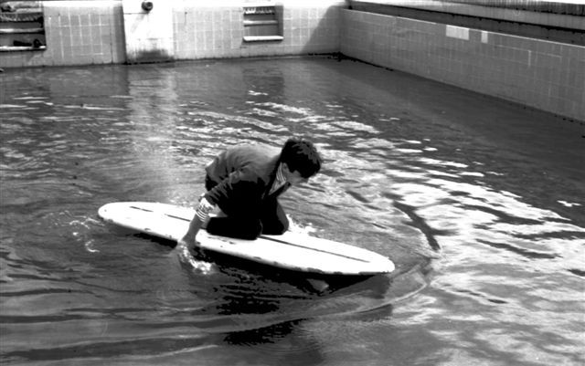 1963. Félix probando a súa primeira táboa na piscina da súa casa en Salinas